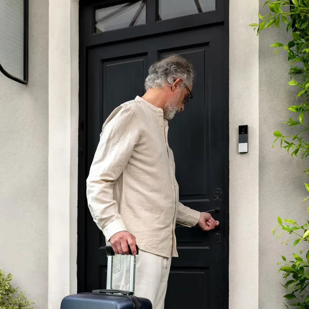 Serrurier ouvrant une porte d'entrée lors d'un dépannage d'urgence
